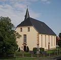 Evangelische Pfarrkirche „St. Nikolai“ mit künstlerischer Ausstattung, Kirchhof und Einfriedung