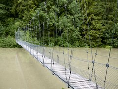 Lac de Montsalvens, Hängebrücke bei der Halbinsel