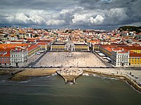 Il fiume Tago con il Cais das Colunas in primo piano, Praça do Comércio e l'Arco da Rua Augusta che segna l'inizio della Rua Augusta.