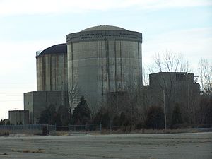 Reaktor-Komplex im Jahr 2007. Beachtenswert ist das abgerissene Turbinengebäude hinter den Reaktorsicherheitsbehältern.