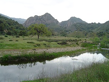 Park stanowy Malibu Creek, którego częścią była dawniej ranczo filmowe z XX wieku, był miejscem pierwszego spotkania astronautów z prymitywnymi ludźmi i małpami.