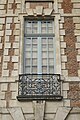 Französisches Fenster mit Ziergitter und Initialen, Place des Voges (Paris)