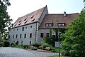 Schlossanlage Schloss Batzdorf (Nr. 2) über verwinkeltem Grundriss mit drei aneinandergebauten Hauptbauten (Herrenhaus, Verwalterhaus und Saalbau), einem Nebengebäude sowie ehemaliger Kapelle, weiterhin ehemaliges Wirtschaftsgebäude (Nr. 1), dazu zwei Hofbäume, Terrassen mit Gärten (Gartendenkmal), Stütz- und Einfriedungsmauern, Torbogen und Kriegerdenkmal für die Gefallenen des Ersten Weltkrieges sowie Einfriedungsmauer des Hofegartens