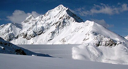 Sulzkogel (left) and Zwölferkogel behind the dam of the Finstertalspeicher