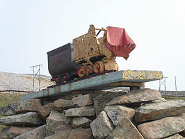 Het icoon van de plaats: "trolley"; pneumatische gewichtheffer met wagon. Nu in het streekmuseum van Pevek.