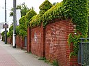 Straßenseitige Außenmauer einer Lagerhalle