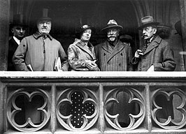 Van Boelaere (2e van rechts) op het balkon van het stadhuis van Brussel (1934)