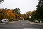 Sie führt die Kreuzritterstraße über die Eisenbahn, Blick über die Brücke nach Westen von der Burgfrauenstraße aus.