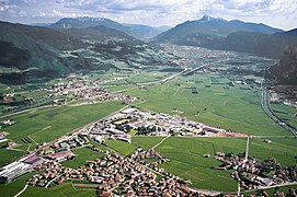 Die Piana Rotaliana mit Blickrichtung Süden. Im Vordergrund Mezzocorona und San Michele all’Adige (links)