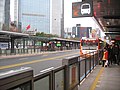 Çin'de bir metrobüs durağı.