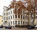 Mietshaus in offener Bebauung in Ecklage, mit Einfriedung und Vorgarten zur Wilhelm-Sammet-Straße sowie Waschhaus