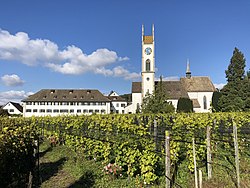 Das Hauptgebäude neben der Kirche