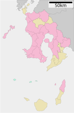 Mapa konturowa prefektury Kagoshima, blisko centrum u góry znajduje się punkt z opisem „Hioki”