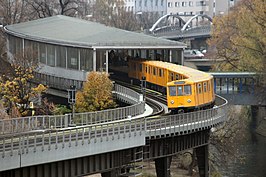 Een trein richting Warschauer Straße rijdt station Möckernbrücke binnen.