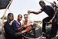 Unterweisung von ghanaischem Marinepersonal durch Personal der US Navy in Bezug auf Motorenwartung, Sekondi, 14. Februar 2008