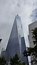 Il One World Trade Center visto dal memoriale dell'11 settembre nel maggio 2017.