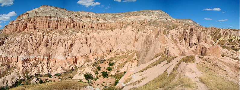Kapadokya'da Göreme yakınında bulunan Aktepe'nin görünümü (Göreme Tarihî Millî Parkı, Nevşehir, Türkiye, 31 Temmuz 2009). (Üreten: Uspn)
