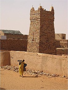 Moschee in Schinqueti. Eckiger Turm aus Lehmziegeln.