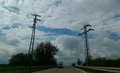 Bei sehr alten Freileitungen wurden jeweils unmittelbar an der Straße zwei Abspannmasten gebaut, um diese zu überqueren, ggf. wurde sogar ein Schutznetz oder eine Schutzbrücke gebaut.