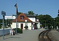 Bahnhof mit Empfangsgebäude, Perron-Überdachung, früherem Aufsichts- und Toilettengebäude und westlichem Stellwerk