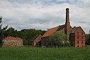 Wirtschaftshof des Guts, bestehend aus Brennerei, Landarbeiterhaus, „Logierhaus“ und Wirtschaftsgebäude