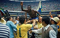 1970'te üçüncü şampiyonluğu elde eden Brezilya, final maçından sonra kutlama yaparken. Takım arkadaşları, Pelé'yi omuzlarda havaya kaldırıyorlar.