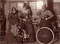 Frauen bei der Fahrradreparatur in Montana, USA, um 1895