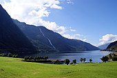 Langfossen på sørsida i den innerste delen av Åkrafjorden, en fjordarm av Skånevikfjorden i Vestland fylke. Foto: Randi Hausken, 2010