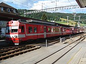 Aus dem Jahr 1986 stammender Triebwagen BDe 4/4 II 33 an der Spitze eines verstärkten Zuges