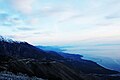 Küste der Albanischen Riviera mit verschneitem Ceraunischen Gebirge