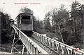 Bergwärts fahrender Wagen, im Hintergrund die Bergstation