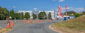 Das Foto zeigt das Gebäude der Viessmann-Group vom Rande der Dr.-Vießmann-Straße