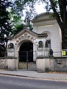 Dorfkirche Eiche mit zwei Grabmalen an der Kirchenaußenwand