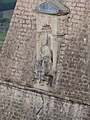 Assisi, Sacro Convento, palazzo Albornoz, particolare della statua di Sisto IV (1472?) posta sul lato sud della "scarpa" di sostegno.