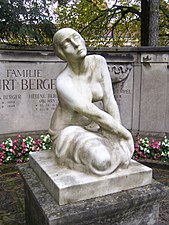 Trauernde (nach 1948); Leipzig, Südfriedhof, Grabmal Familie Curt Berger (Schwiegersohn des Gründers von Mey & Edlich)