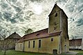 Kirche mit Ausstattung, Kirchhof, drei Grabmale an der südlichen Kirchenwand sowie Denkmal für die Gefallenen des Ersten Weltkrieges