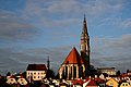 Die Stadtpfarrkirche in ihrem baulichen Umfeld, vom gegenüberliegenden Ennsufer gesehen