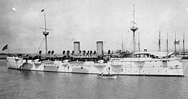 De USS Baltimore voor anker in Honolulu