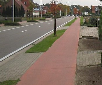 fietspad naast weggedeelte voor autoverkeer