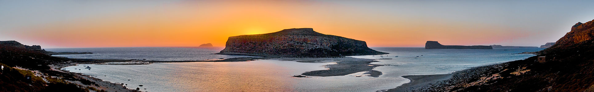 Girit adasının kuzeybatısındaki Balos plajından Gramvousa adasının gün batımı manzarası (Gramvousa, Kissamos, Hanya, Yunanistan). (Üreten:[1])