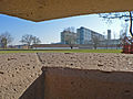 Blick aus einer stilisierten Gefängniszelle über den Park