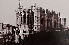 Photographie de la basilique vue du nord-est. L'édifice est en construction, la charpente en cours de pose.