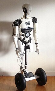 InMoov Roboter (Oberkörper) auf einer mobilen Plattform