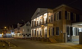 De Mr. Dr.J.C. de Mirandastraat by night: het ministerie van Natuurlijke Hulpbronnen en historische huizen in de richting van de Waterkant