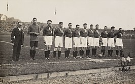 De Leeuw (4e van rechts) in zijn debuutinterland in 1929