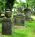 Klassizistische Postamente mit Graburnen (Gartenfriedhof Hannover)