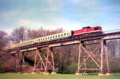 Regionalbahn von Königsbrück nach Straßgräbchen-Bernsdorf auf dem Pulsnitztalviadukt im Jahr 1998