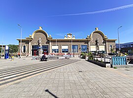 Das Bahnhofsgebäude und der Vorplatz (2020)