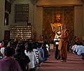 Seorang biksu sedang memercikkan air pemberkahan pada saat hari raya Waisak di salah satu wihara di Indonesia