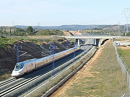 Een Talgo-350 op weg van Tarragona naar Madrid